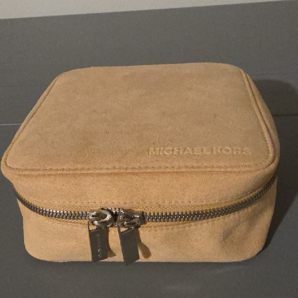 MICHAEL KORS NWOT Beige Toiletry Bag with Mirror